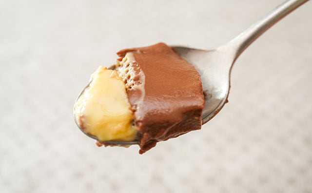 【セブン×ピエール・エルメ】ちょっと待って!バニラブリュレの中に何か入ってる