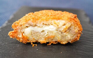 【数量限定】ファミマに肉×チーズ系ホットスナック2種登場