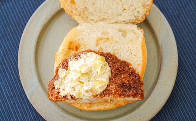 肉厚すぎる！ボリューム満点のセブン246円サンドとは