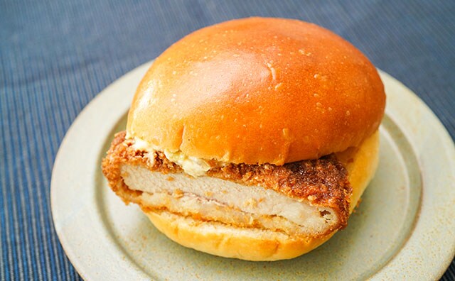 肉厚すぎる！ボリューム満点のセブン246円サンドとは