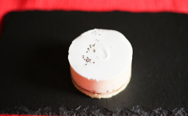 小さなウエディングケーキみたい！300円とは思えないローソン“リッチ系ケーキ”