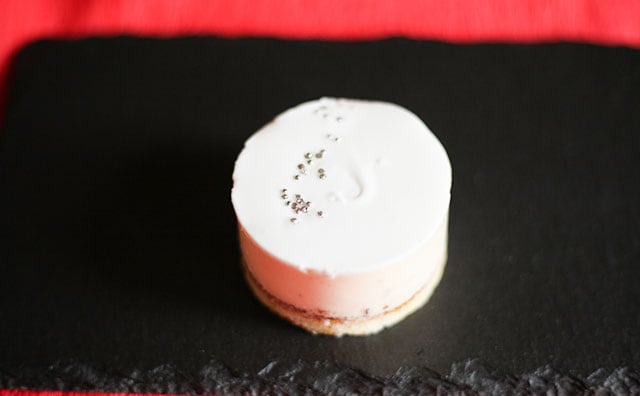 小さなウエディングケーキみたい！300円とは思えないローソン“リッチ系ケーキ”