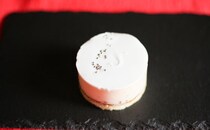 小さなウエディングケーキみたい！300円とは思えないローソン“リッチ系ケーキ”