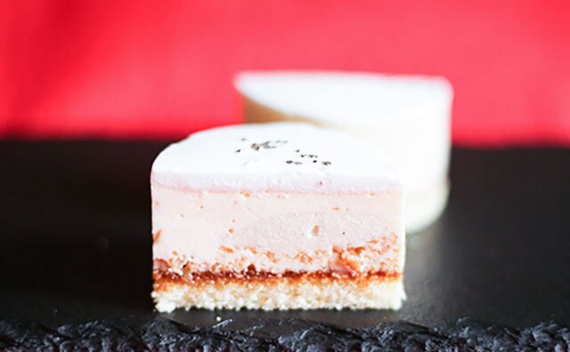 小さなウエディングケーキみたい！300円とは思えないローソン“リッチ系ケーキ”