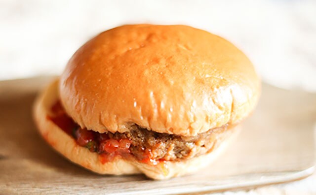 「宮城じゃ買えない」「山口でも売って」ステーキ宮が監修した肉厚バーガー!