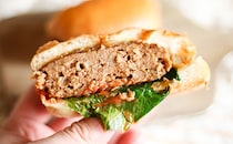 「宮城じゃ買えない」「山口でも売って」ステーキ宮が監修した肉厚バーガー！