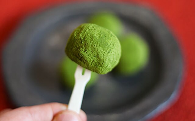 リピートする人続出!?「うますぎる」と話題のファミマ抹茶スイーツとは?