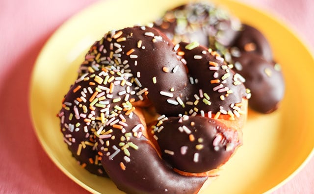 ファミマ限定!BT21のシール付き!3時のおやつにチョコドーナツはいかが?