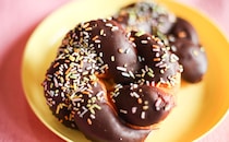 ファミマ限定！BT21のシール付き！3時のおやつにチョコドーナツはいかが？