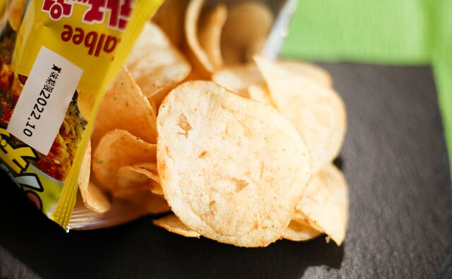 【ネタバレあり】カルビー何やってんの!? ローソン限定ポテチが謎すぎて笑う