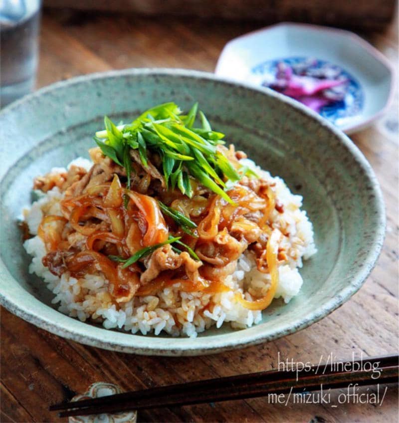 チャッチャッと作れてスタミナ満点！「豚こま肉と玉ねぎ」の絶品節約丼