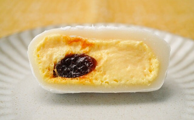 セブン新スイーツの中身はクリームとソースがたっぷり!