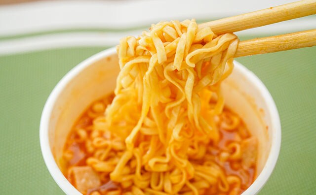 「うますぎなんだけど」「箱買いしたいな」新カップ麺に注意すべし【新作麺3選】
