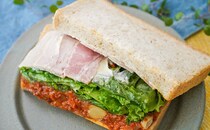 セブン新作サンド、ベーコンとチーズ入りで激うますぎる