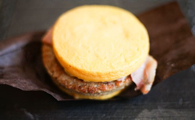 バンズなし!? ローソンの新作バーガーが進化版オムレツだった！