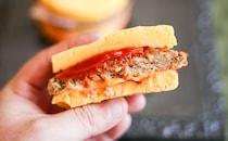 バンズなし!? ローソンの新作バーガーが進化版オムレツだった！