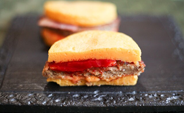 バンズなし!? ローソンの新作バーガーが進化版オムレツだった！