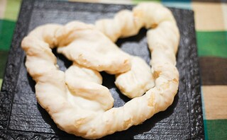 もっちり甘い！ローソンのプレッツェルは真っ白で超巨大!?