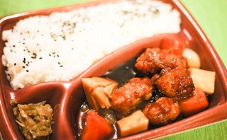 お弁当が646円!? 赤坂璃宮が監修した黒酢酢豚をローソンで！