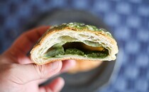 老舗との初コラボが話題！ローソンの「お抹茶デニッシュ」を食べてみた！