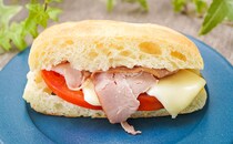 「ずっと販売してて」「激うま」セブンの新作サンドにドハマりしそう！