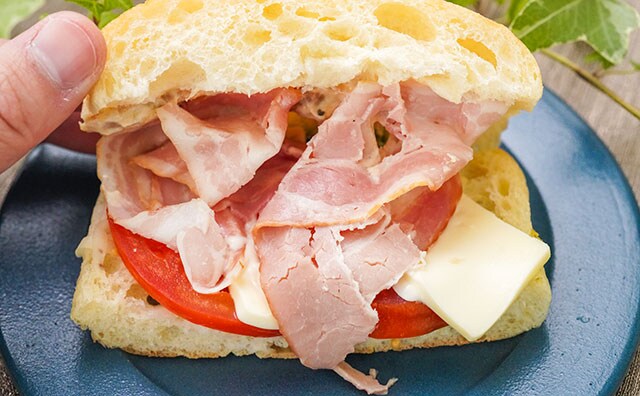 「ずっと販売してて」「激うま」セブンの新作サンドにドハマりしそう！