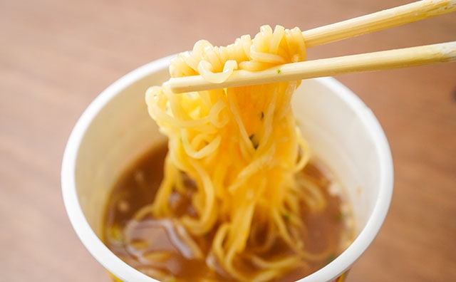 大人気チェーン店がカップ麺になった!熟成醤油が味の決め手!