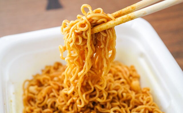 「気になる」「買う勇気がない」コラボカップ麺が話題に