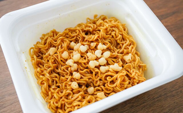 「気になる」「買う勇気がない」コラボカップ麺が話題に