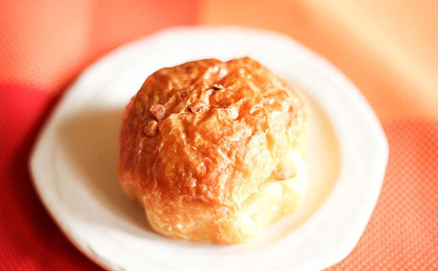 「ふわふわ」「めちゃくちゃうまい」ファミマの“ハイブリッドパン”にハマりそう!