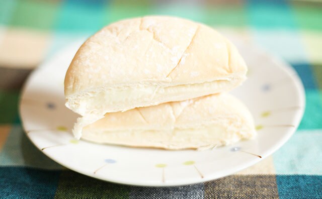 「リピ確定」「もちもち」ファミマの真っ白な新商品を食べてみた