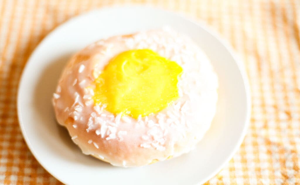 ノルウェーの定番おやつ!? 目玉焼きみたいなパンの正体は…