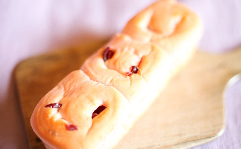 「好きすぎる!」「おすすめ」ベリー×チーズが爽やかなファミマパン!