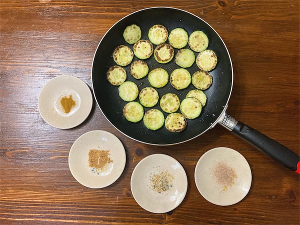 「ズッキーニのソテー」を【ダイソー】スパイス4種類で食べ比べてみた！1番合うのは…“シナモンシュガー”!?