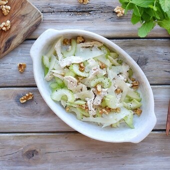 【イタリアマンマのおうちごはん】夏にぴったり！セロリと鶏むね肉とくるみのサラダ