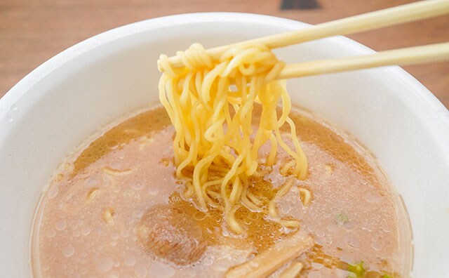 味変オイル付き!セブンの新作麺は濃厚からの爽やか系に