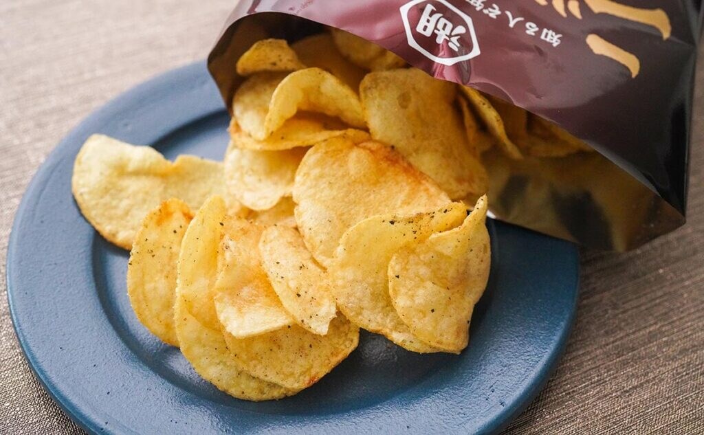 「天才的なおいしさ」「ずっと売ってて」人気のポテトチップスがおいしくなって復活