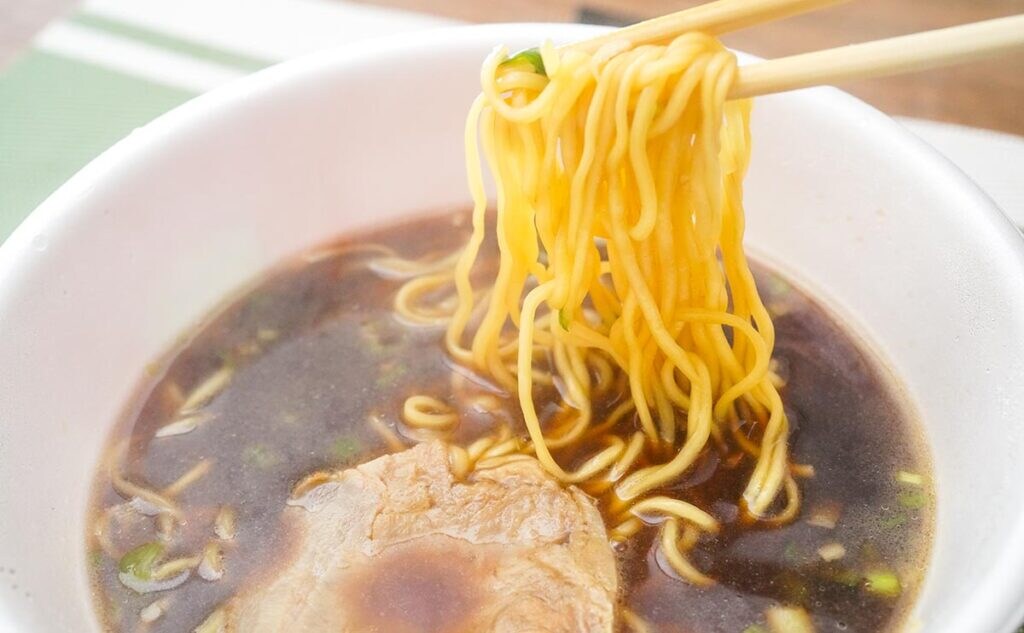 昭和13年創業!名店の真っ黒スープがカップ麺で登場