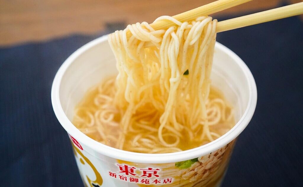 「スープも麺もうまい」「マジでやばい」全国発売された人気店監修のカップ麺とは