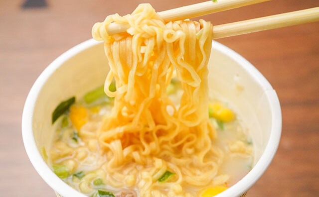 本格的なうまさ!人気カップ麺の新作は白飯の準備を