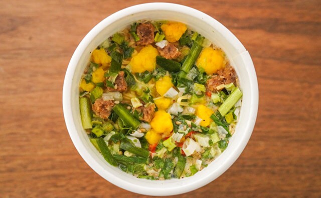 本格的なうまさ!人気カップ麺の新作は白飯の準備を