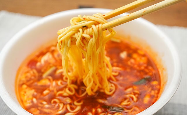 【全国発売】真っ赤なカップ麺が激うますぎてクセになる!