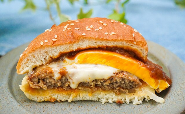 「1個で満足できる」「おいしすぎる」セブン新バーガーは最高の組み合わせ