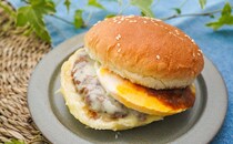 「1個で満足できる」「おいしすぎる」セブン新バーガーは最高の組み合わせ