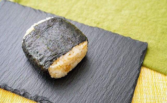 セブン新発売おにぎり、バター醤油味がクセになる