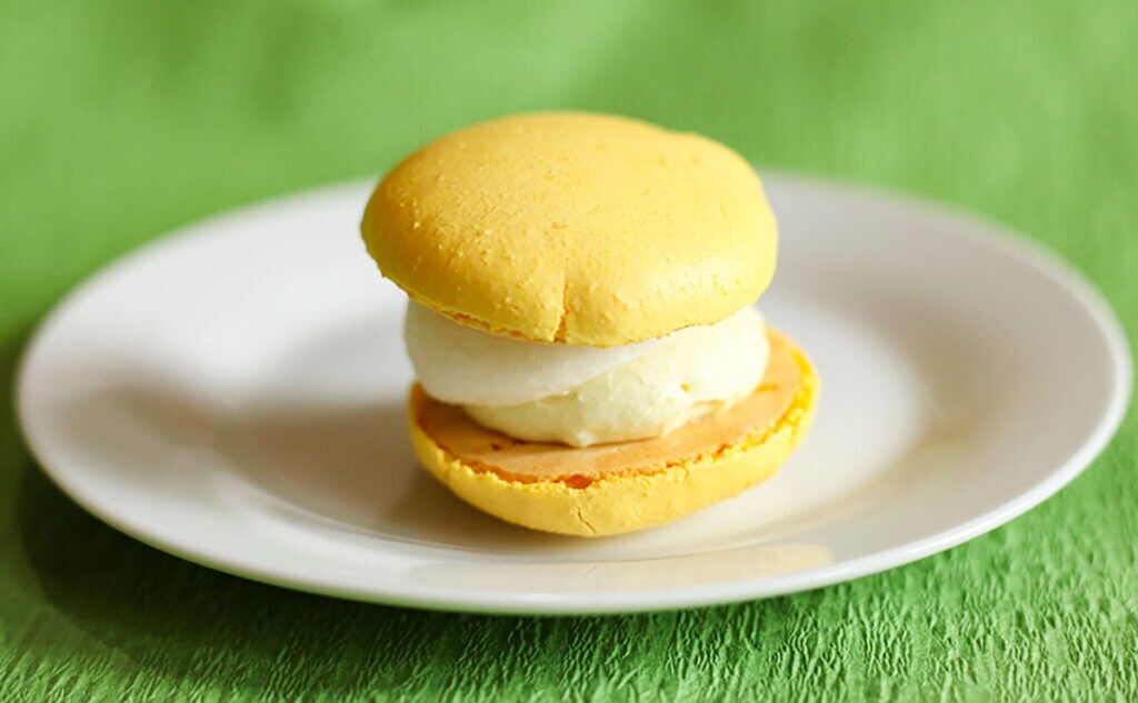 「ヘビロテ」「即買い」レモンが香るローソン新作トゥンカロン!