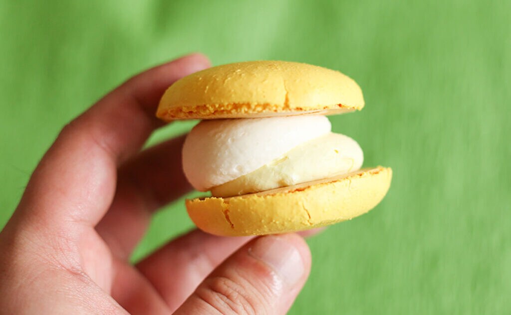 「ヘビロテ」「即買い」レモンが香るローソン新作トゥンカロン!