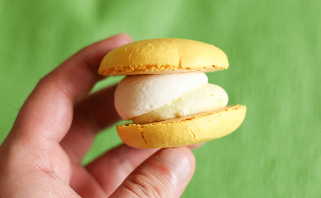 「ヘビロテ」「即買い」レモンが香るローソン新作トゥンカロン!