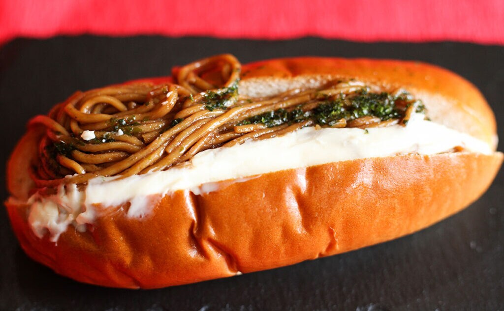 モンスター級！！人気カップ麺とコラボした「焼きそばパン」が登場！