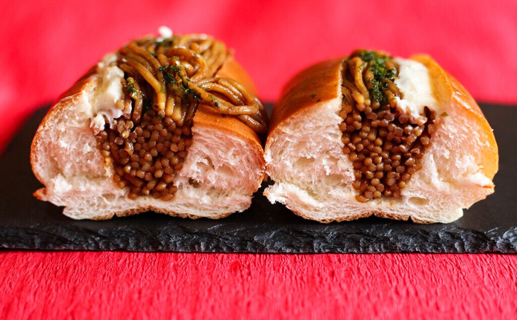 モンスター級！！人気カップ麺とコラボした「焼きそばパン」が登場！